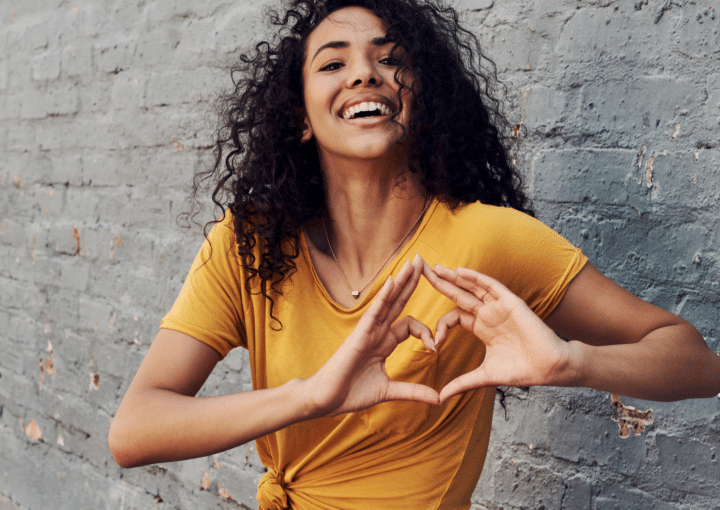 Photo qui illustre une femme qui fait un coeur avec ses mains