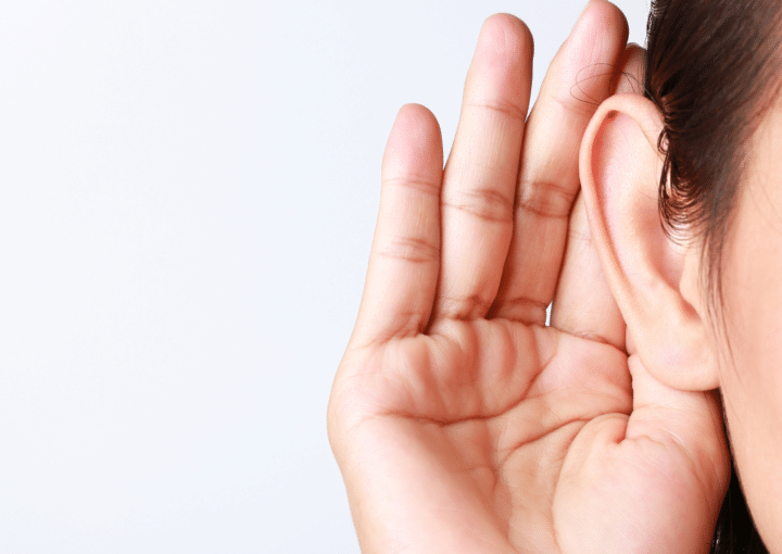 photo qui represente une personne qui tend l'oreille