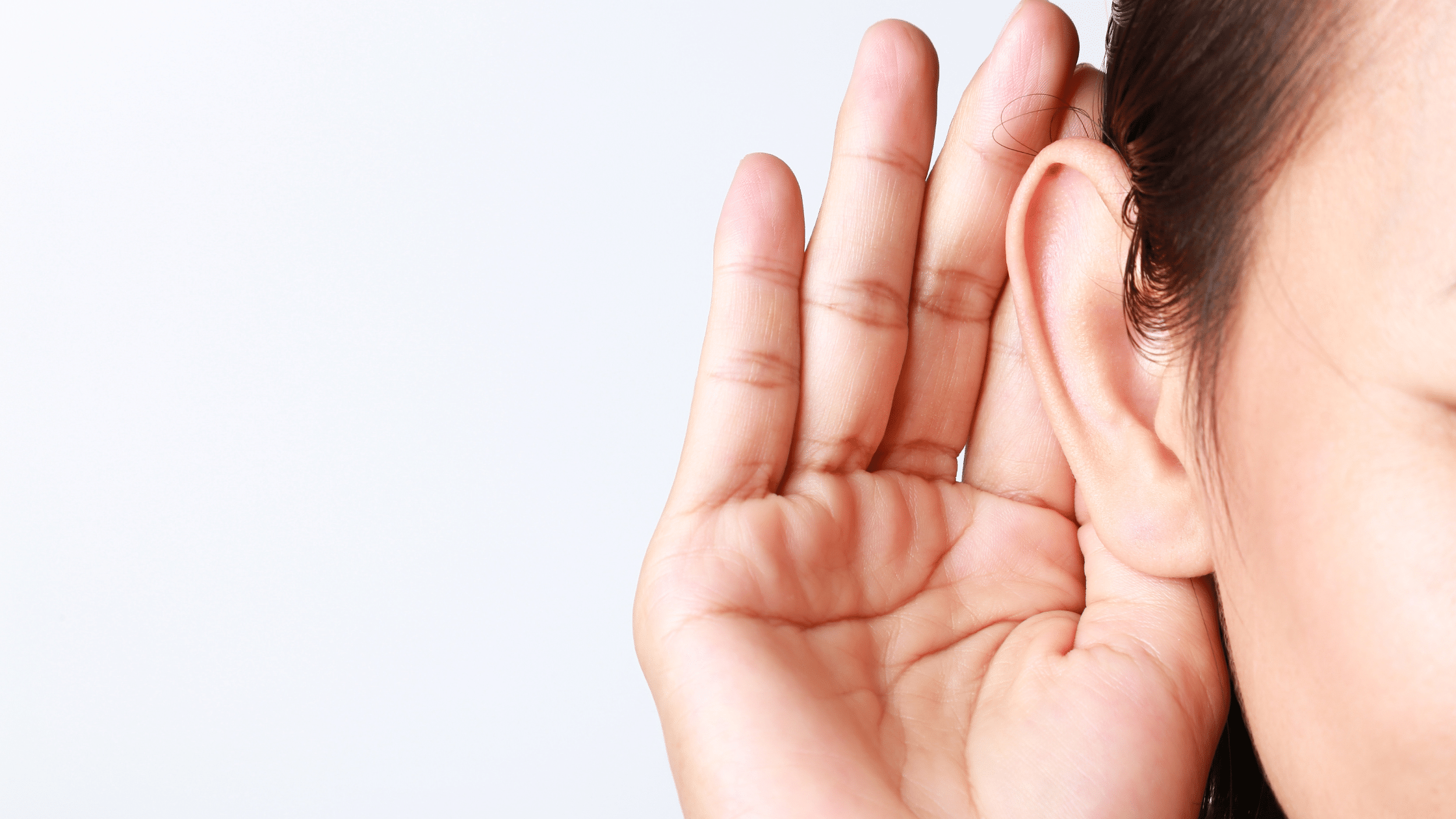 photo qui represente une personne qui tend l'oreille