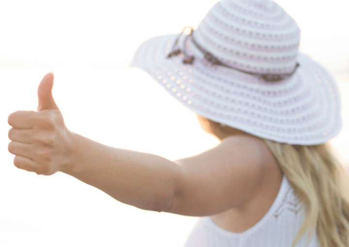 ceci est une photo d'une femme qui fait un pouce positif