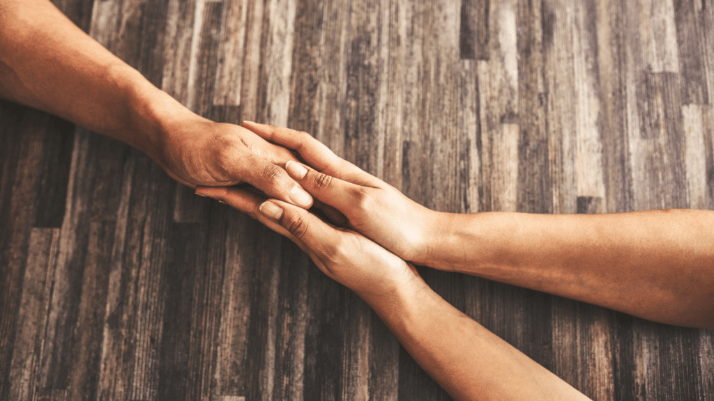 C'est une photo qui represente deux maisnb qui tiennent une autre