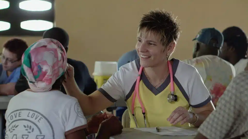 L’Impact du Sourire 7 Photo d'un medecin qui soigne quelqu'un avec bienveillance et sourire