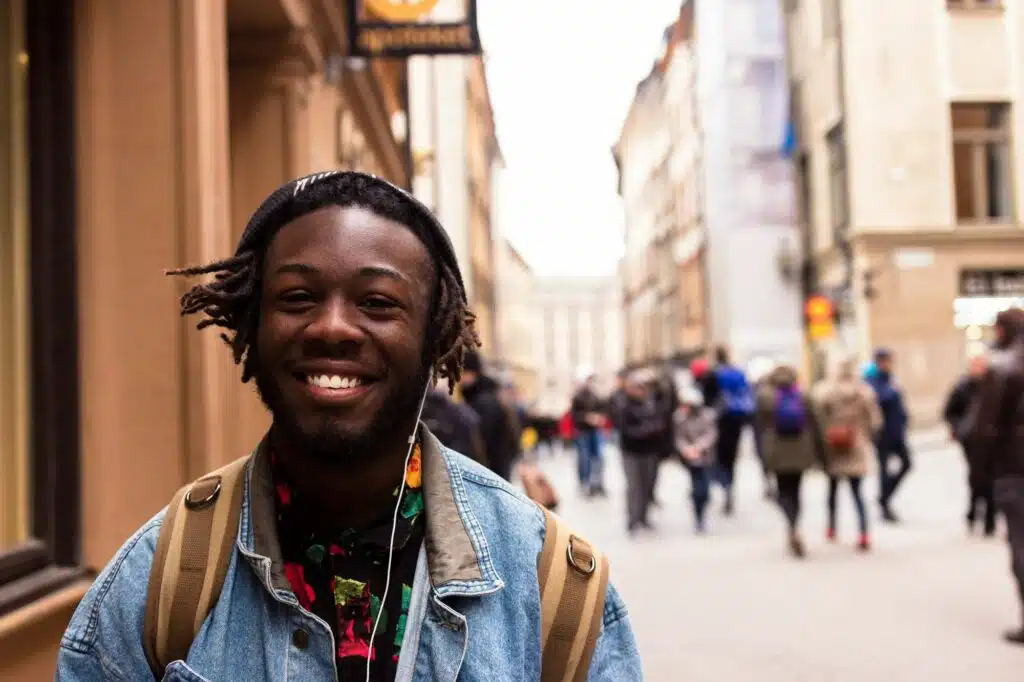 L’Impact du Sourire 6 Photo d'un homme qui sourit dans la rue