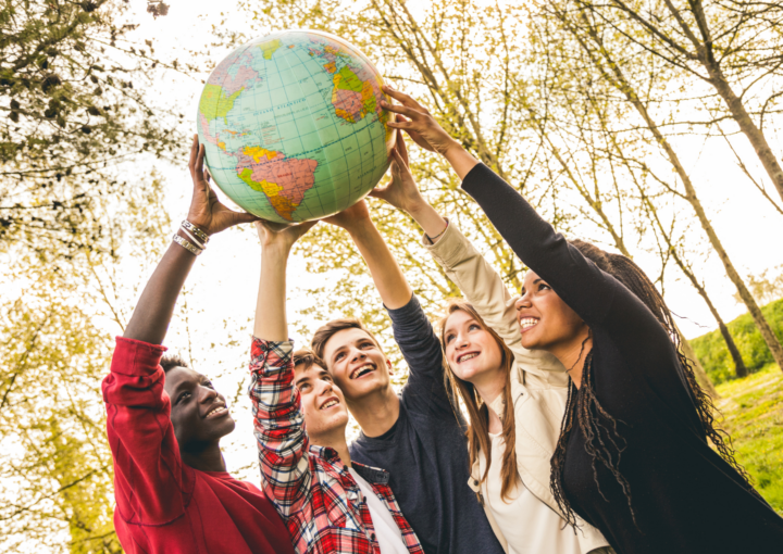 Une photo de plusieurs personnes qui tiennent une planète