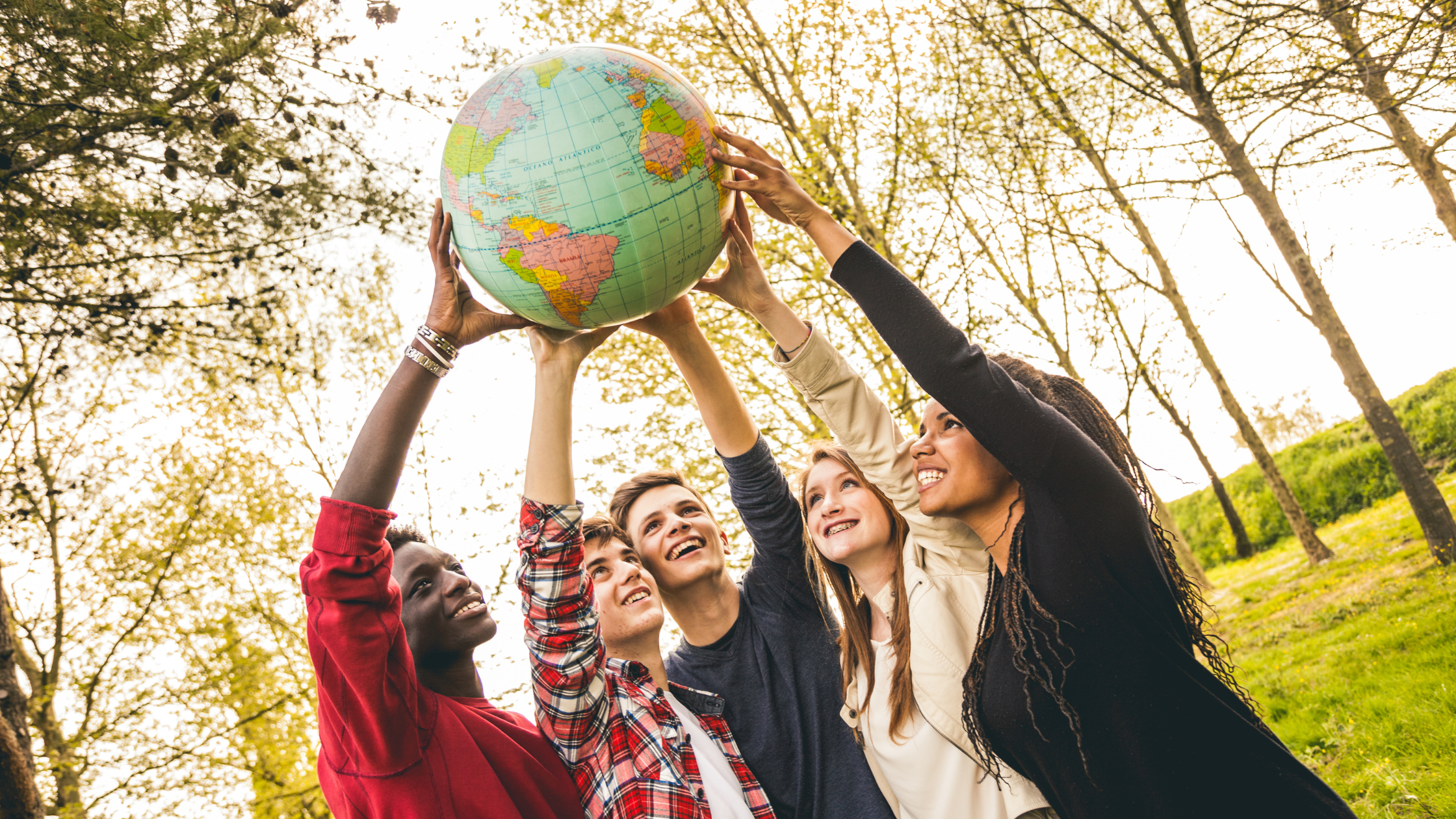 Une photo de plusieurs personnes qui tiennent une planète