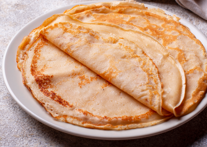 Une assiette de crêpes bio et saines dorées et moelleuses empilées les unes sur les autres