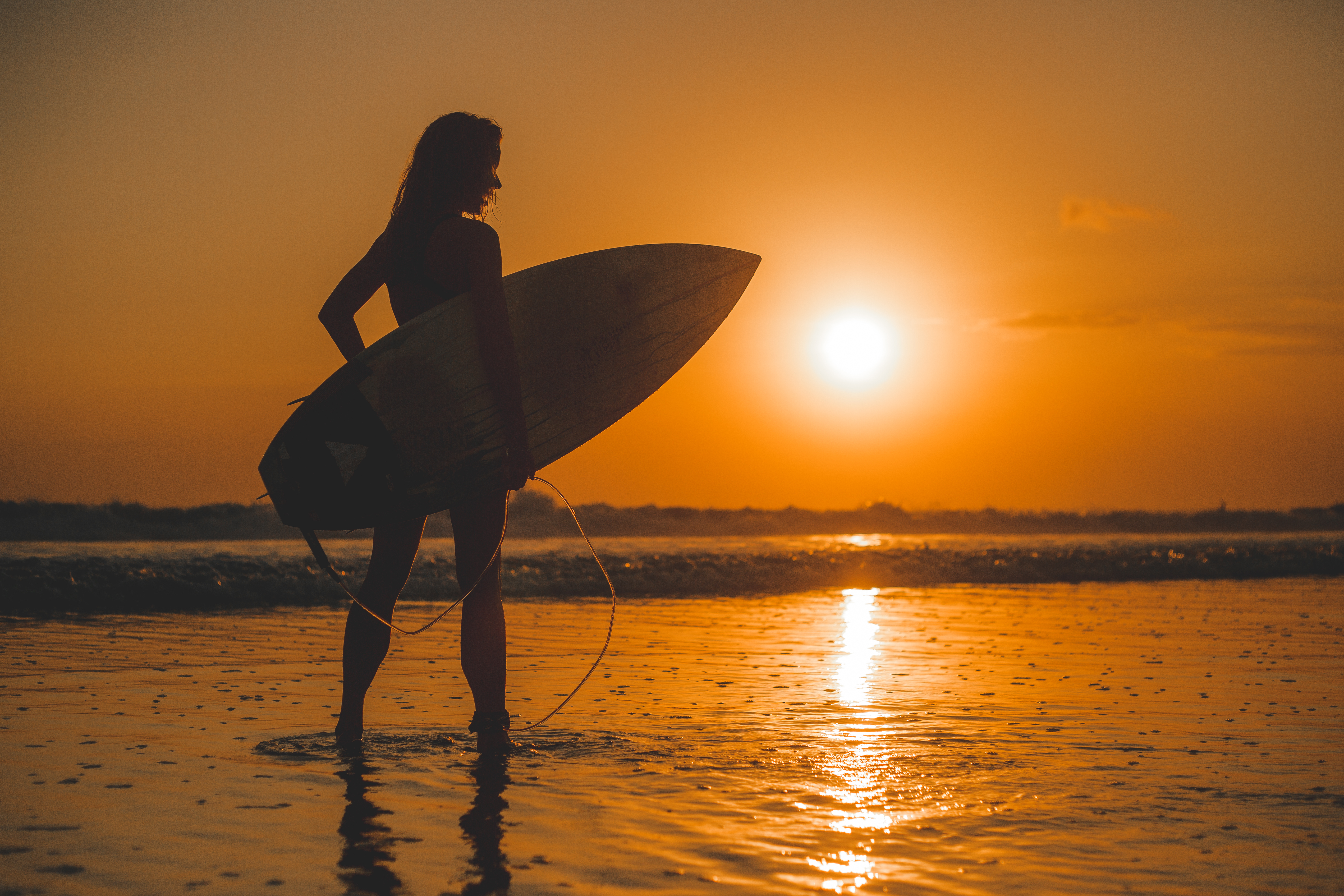 Surfer les vagues de la vie 11 fille posant avec une planche au coucher du soleil
