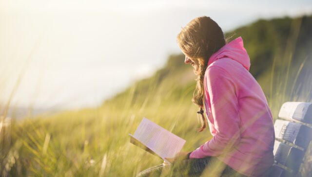 pic femme lisant dans la nature