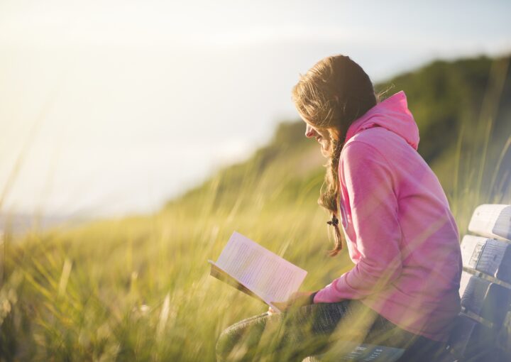 pic femme lisant dans la nature