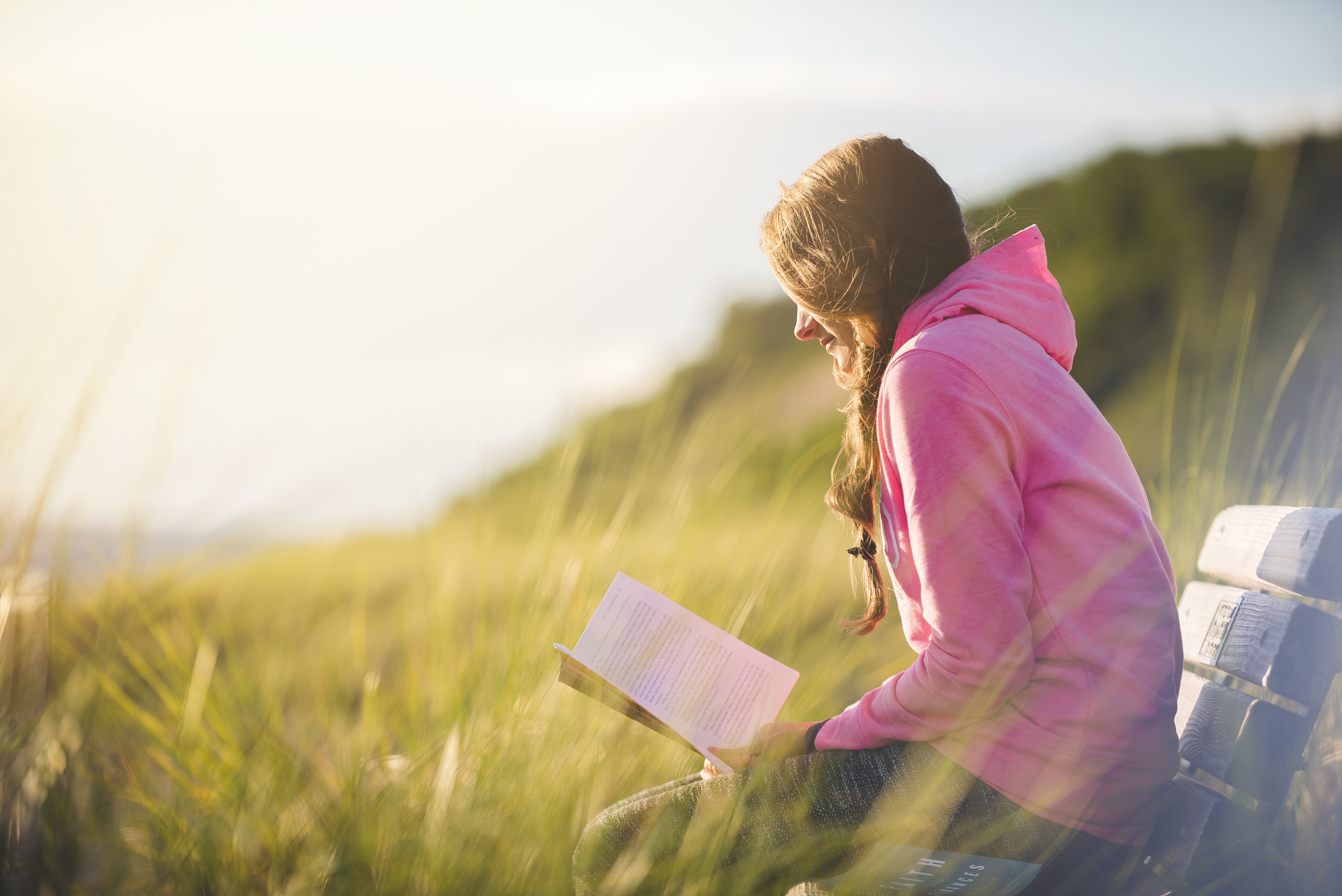 pic femme lisant dans la nature