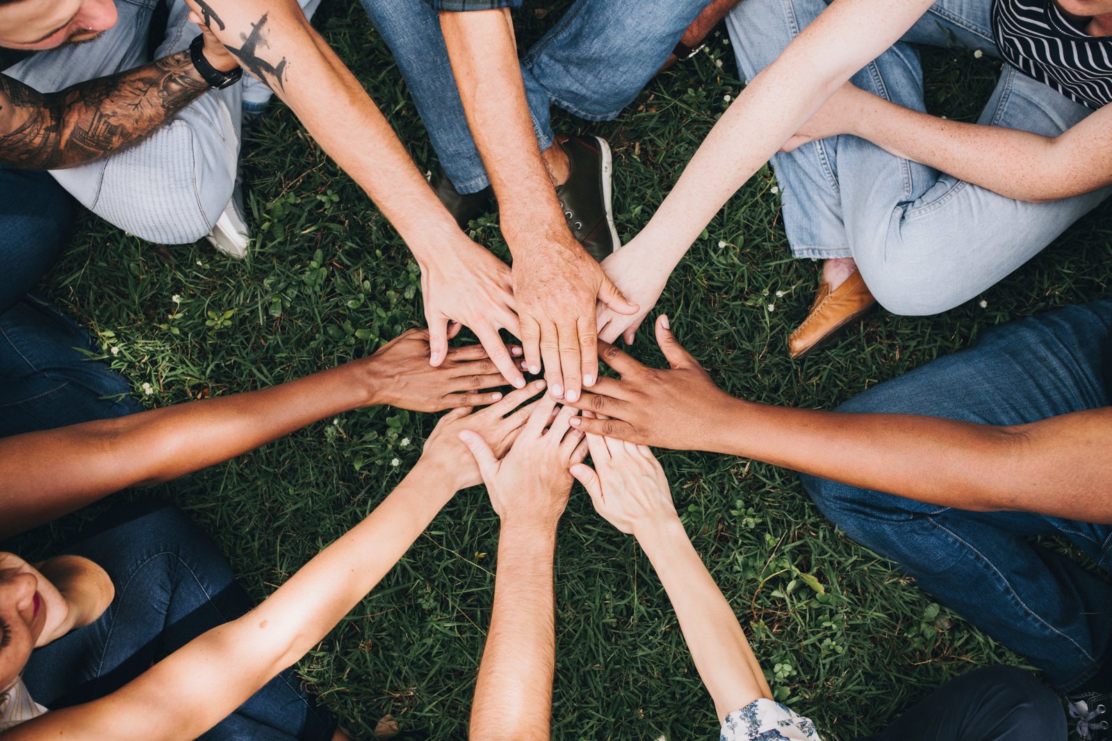 Accepter les différences des autres et en faire une force ! 1 people stacking hands together park 1